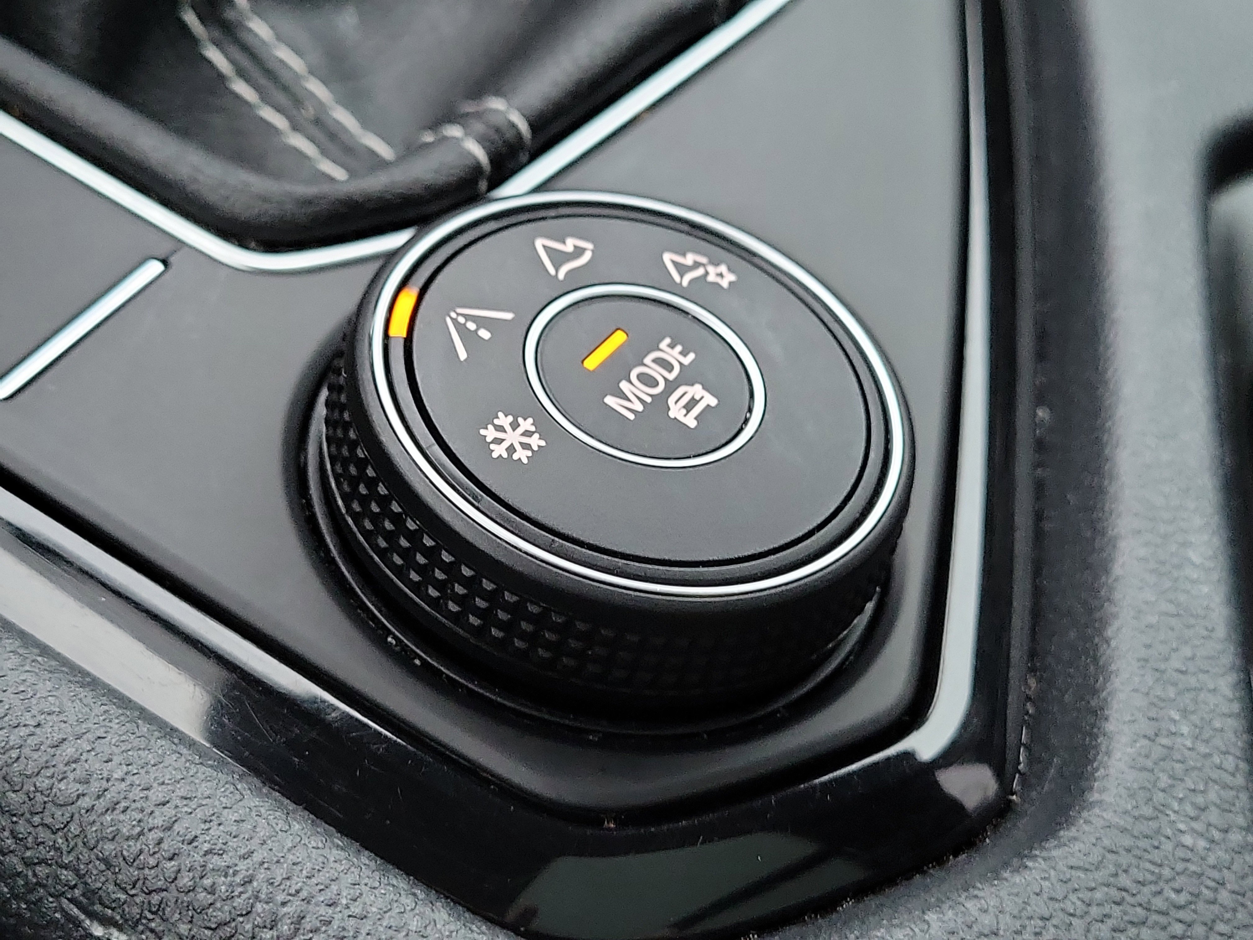 Used 2022 Volkswagen Taos SEL w/ Panoramic Sunroof Package image 31