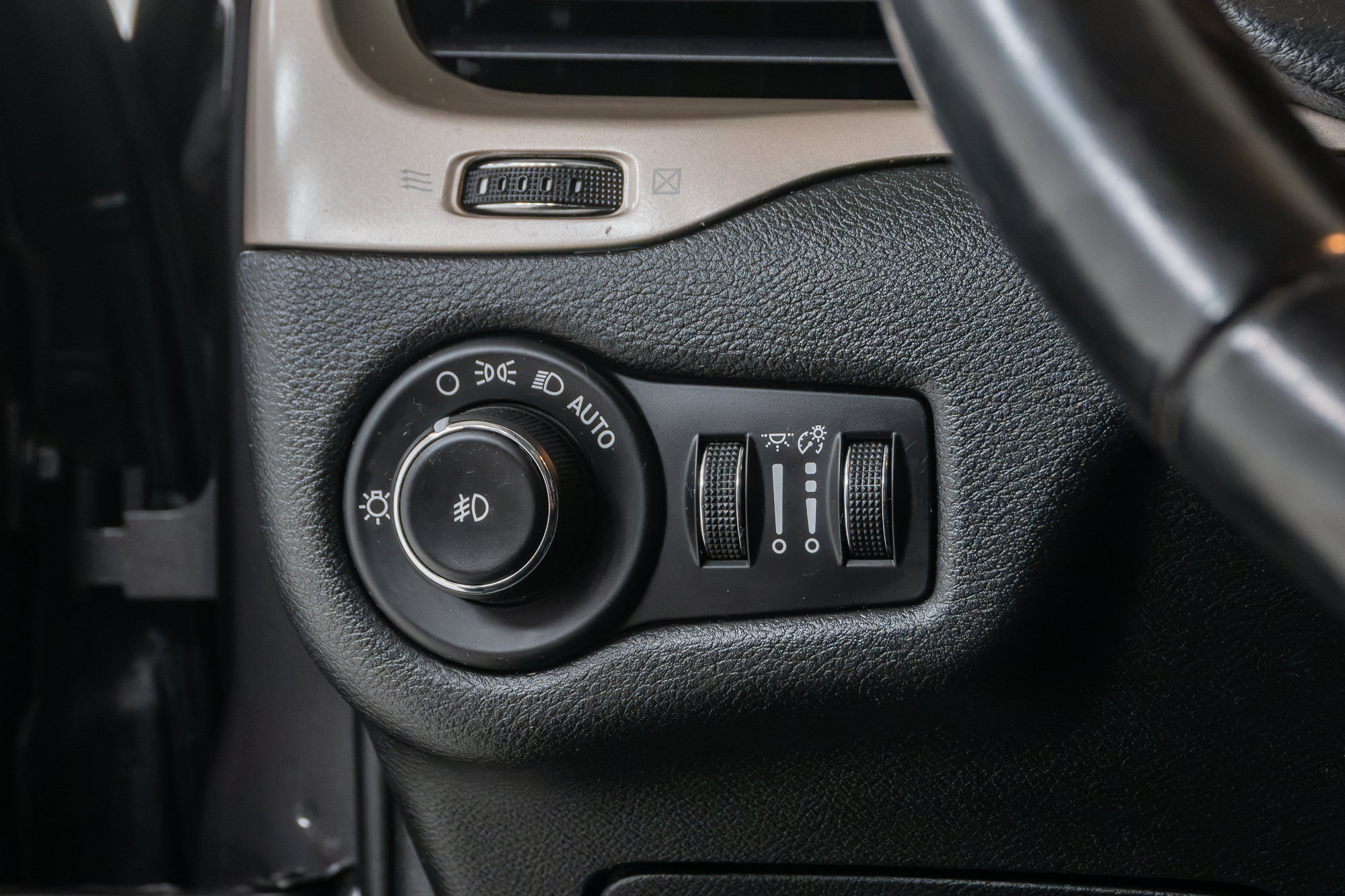 Used 2015 Jeep Cherokee Latitude w/ Cold Weather Group AWD/4WD image 15