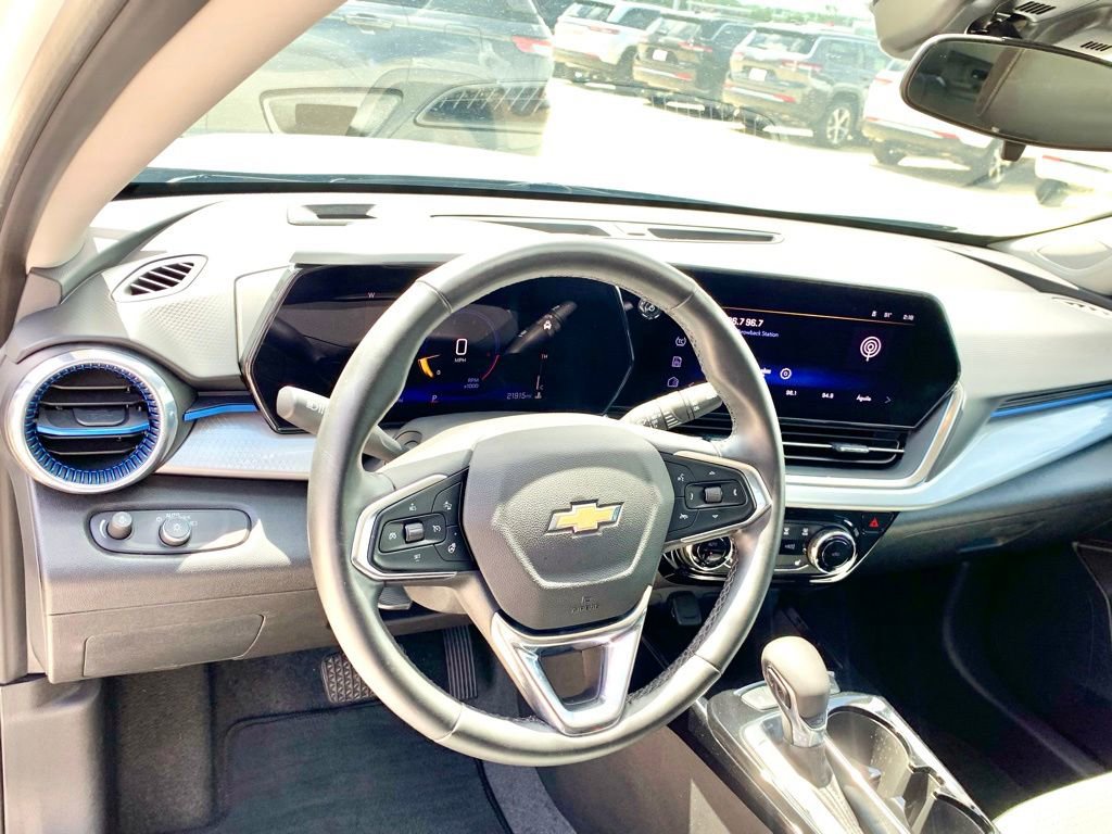 Used 2025 Chevrolet Trax LT w/ LT Convenience Package FWD image 13