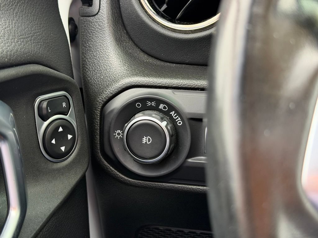 Used 2022 Jeep Wrangler Unlimited Sahara AWD/4WD image 19