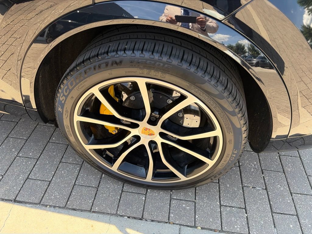 Used 2022 Porsche Cayenne Turbo S AWD/4WD image 18