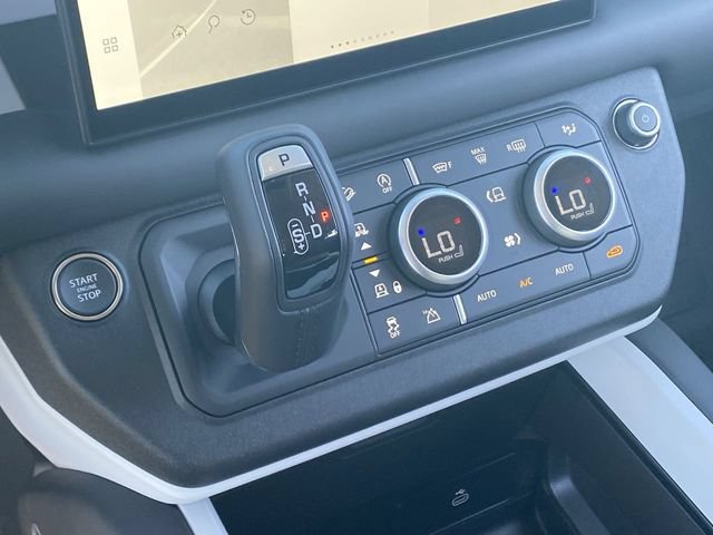 New 2025 Land Rover Defender 130 X-Dynamic SE AWD/4WD image 9