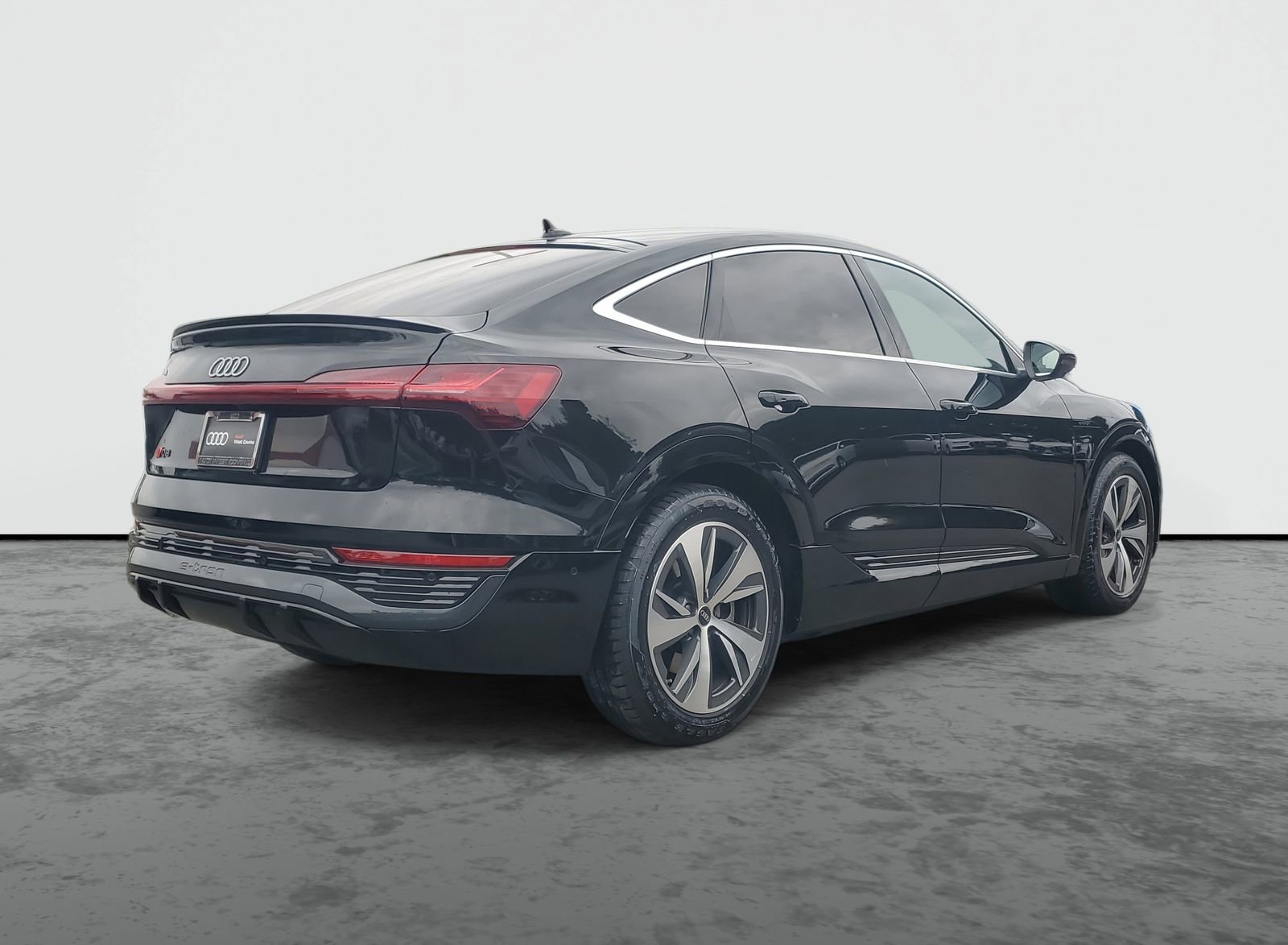 Used 2024 Audi Q8 e-tron Premium Plus w/ Premium Plus Package image 4