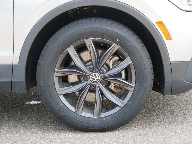 Certified 2023 Volkswagen Tiguan SE w/ Panoramic Sunroof Package AWD/4WD image 9