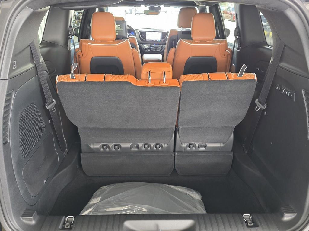 New 2026 Chrysler Pacifica Pinnacle w/ Trailer Tow Group image 16