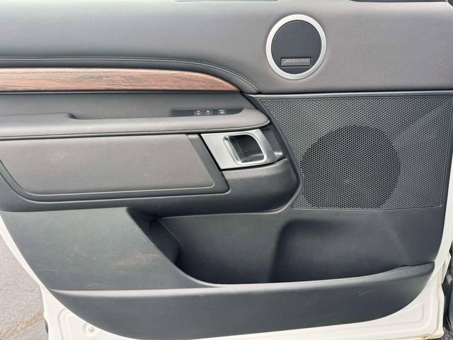 Used 2020 Land Rover Discovery HSE image 16