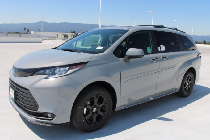 New 2026 Toyota Sienna XLE Woodland Edition AWD/4WD image 7
