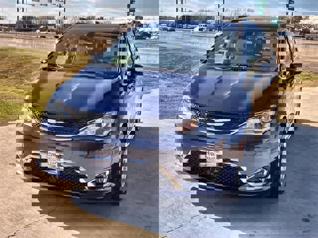 Used 2020 Chrysler Pacifica Touring-L w/ Tire & Wheel Group image 2