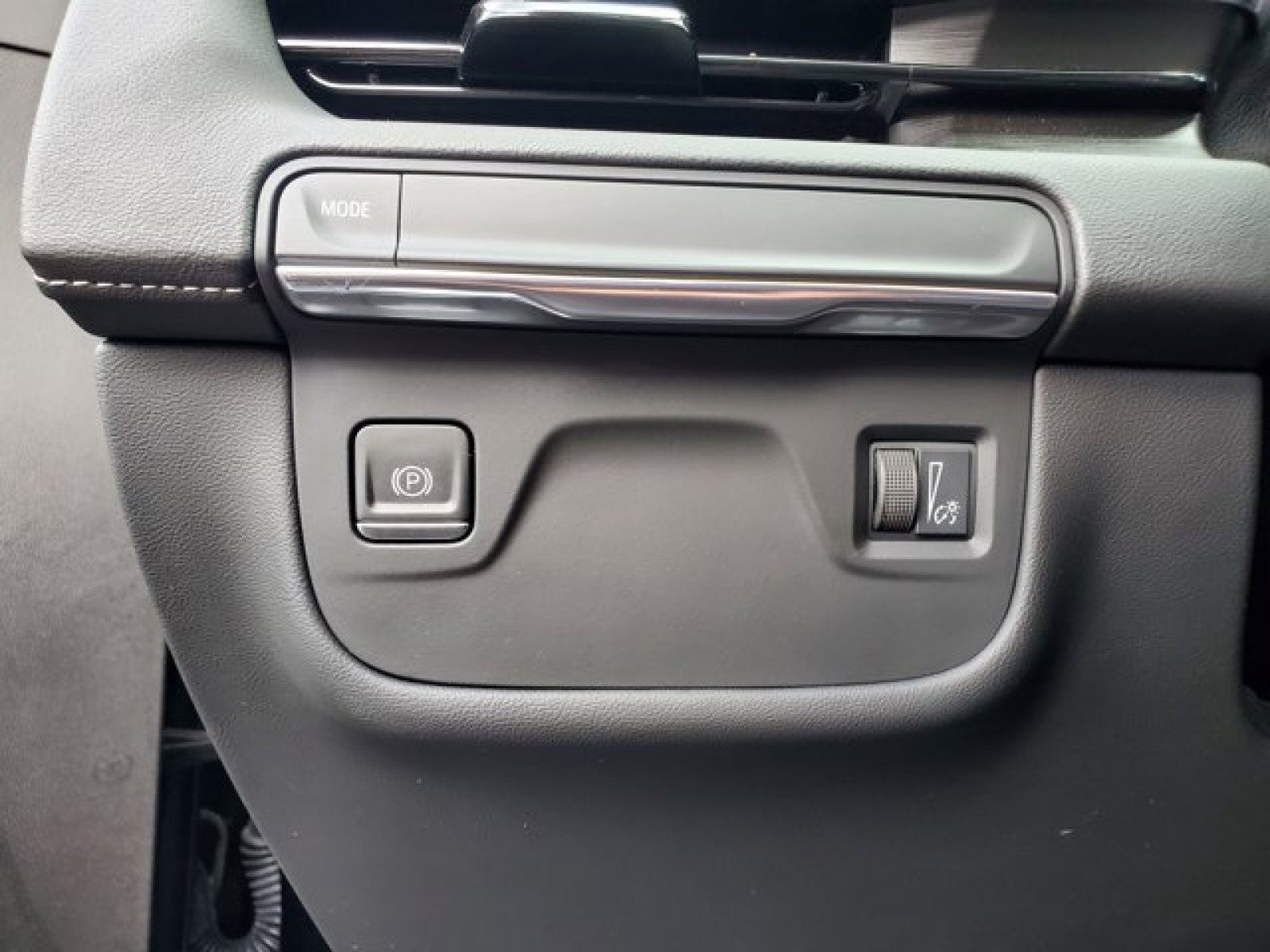 Used 2022 Cadillac Escalade Luxury image 16