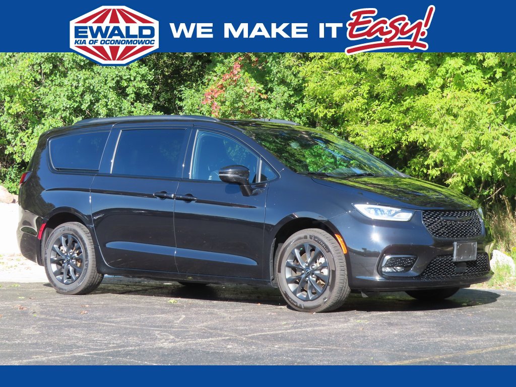 Used 2021 Chrysler Pacifica Touring-L w/ Uconnect Theater Family Group