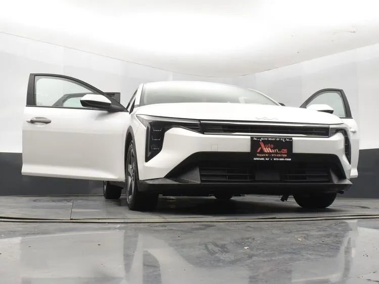 Used 2025 Kia K4 image 11