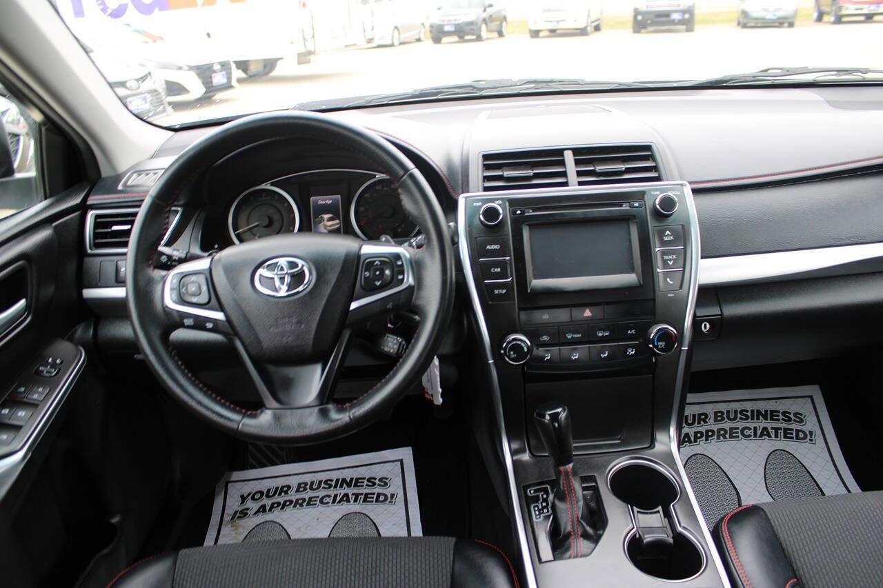 Used 2017 Toyota Camry SE w/ Moonroof Package FWD image 10