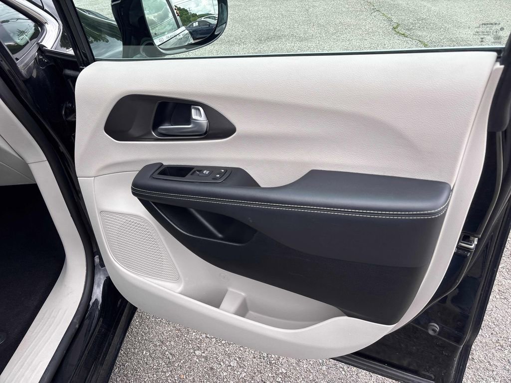 Used 2024 Chrysler Pacifica Touring-L FWD image 32
