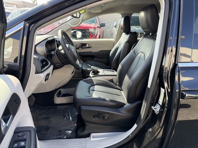 Used 2024 Chrysler Pacifica Limited FWD image 18