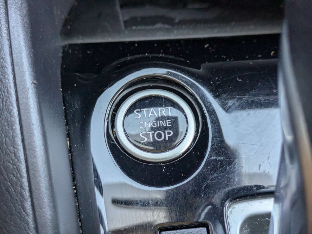 Used 2025 Nissan Versa SR FWD image 27