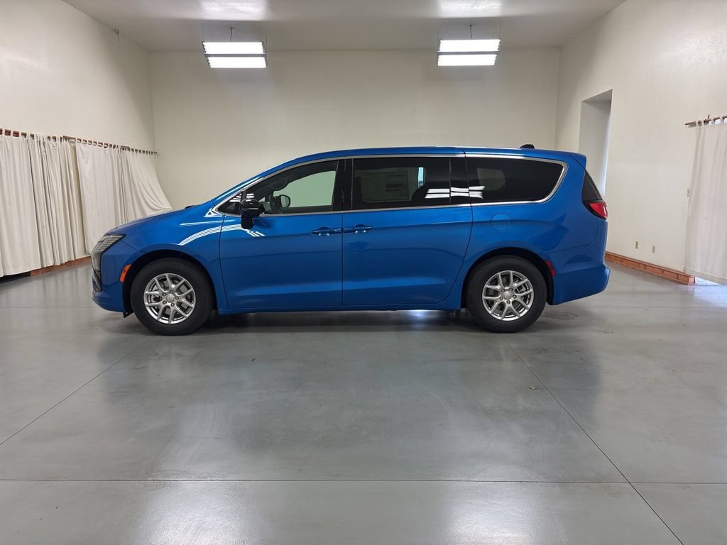 New 2027 Chrysler Pacifica Select FWD image 5