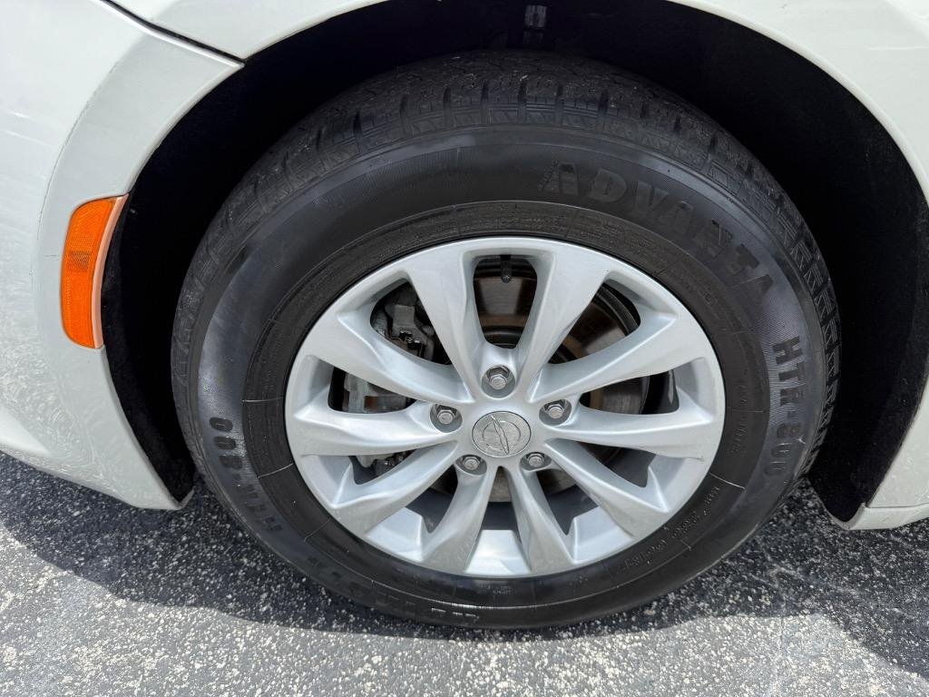 Used 2017 Chrysler Pacifica Touring-L FWD image 7