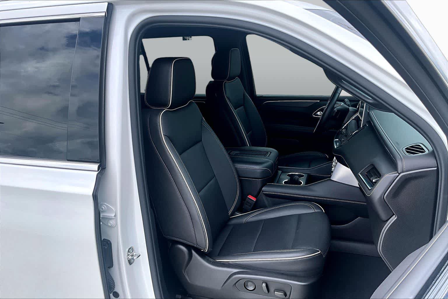 Used 2024 GMC Yukon SLT w/ SLT Luxury Package RWD image 9
