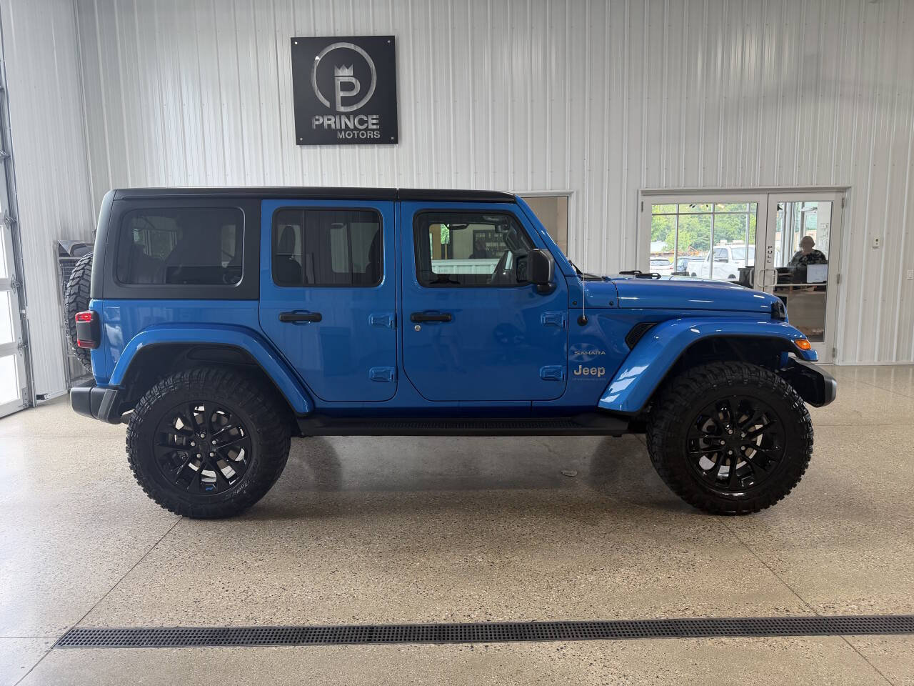 Used 2023 Jeep Wrangler Unlimited Sahara w/ Cold Weather Group AWD/4WD image 6