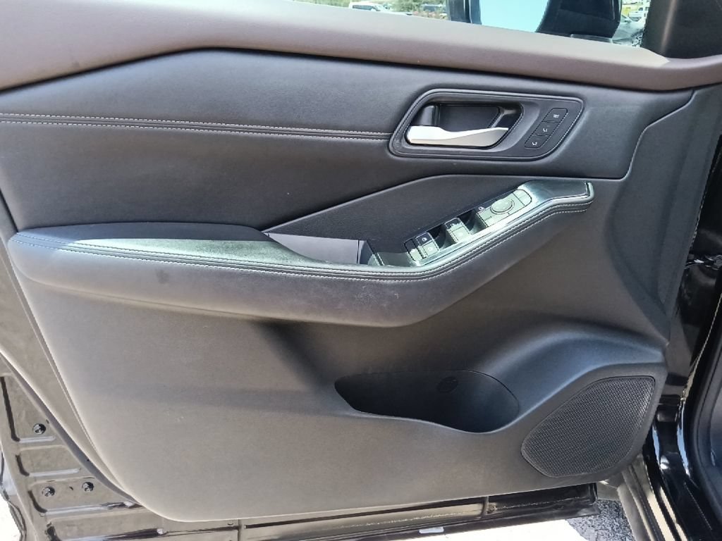 Used 2023 Nissan Rogue SL FWD image 11