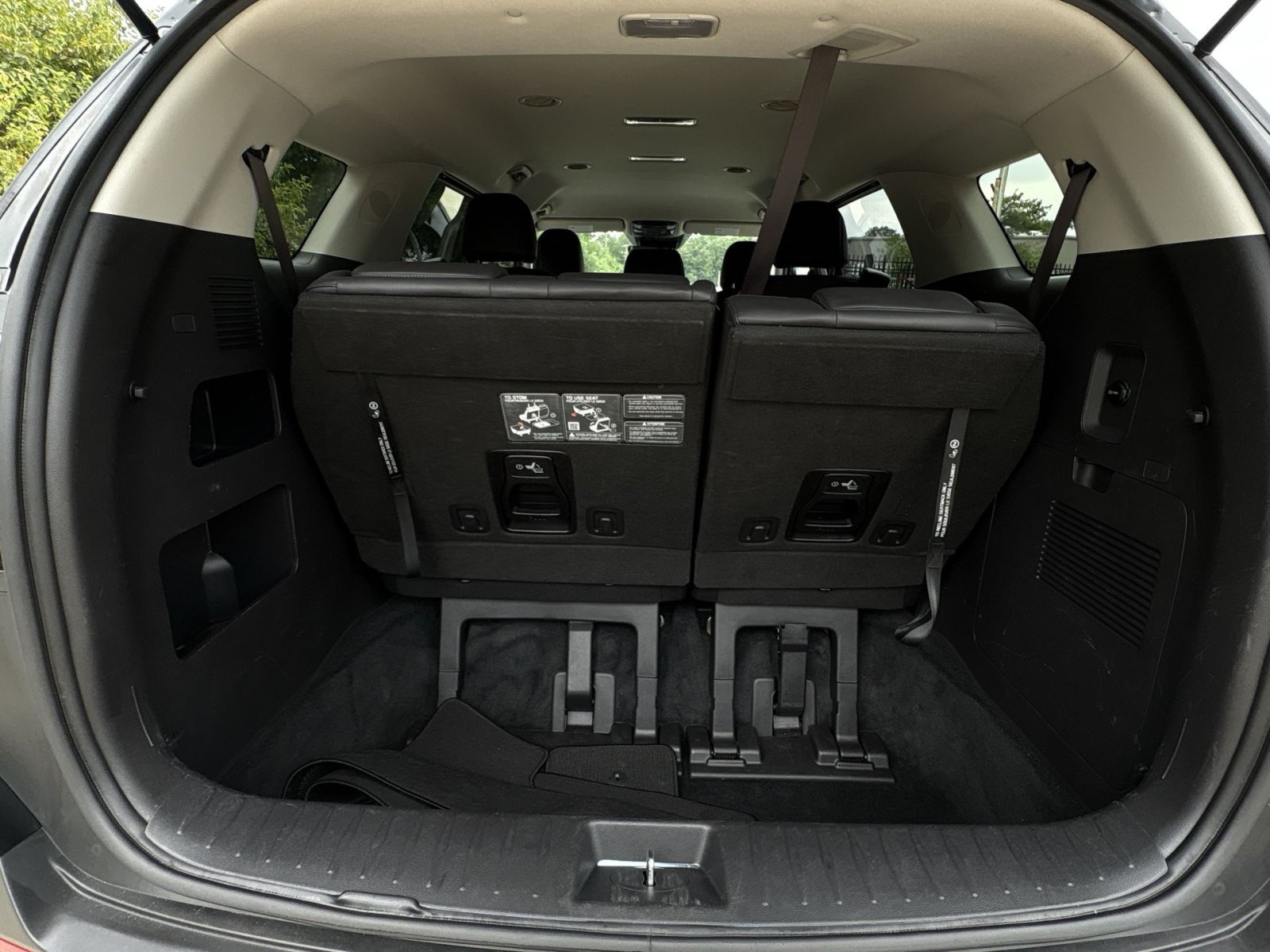 Used 2025 Kia Carnival FWD image 36