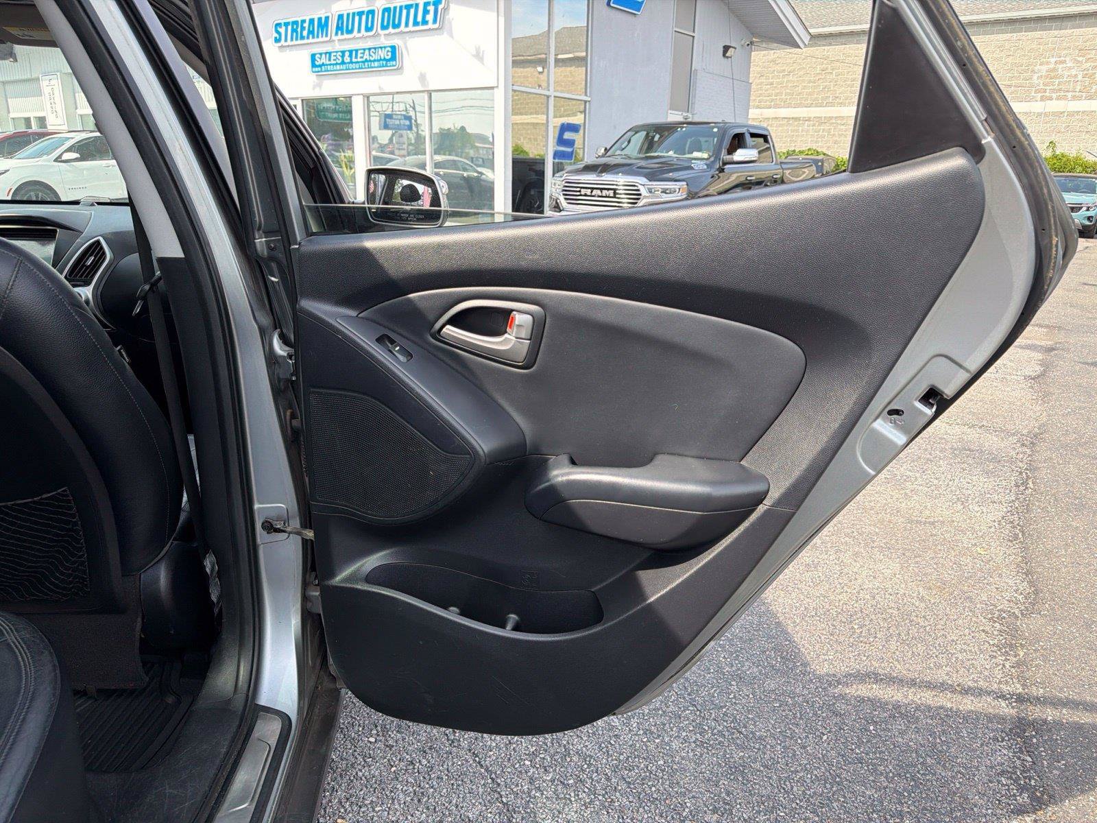 Used 2010 Hyundai Tucson Limited w/ Premium Pkg 4 FWD image 18