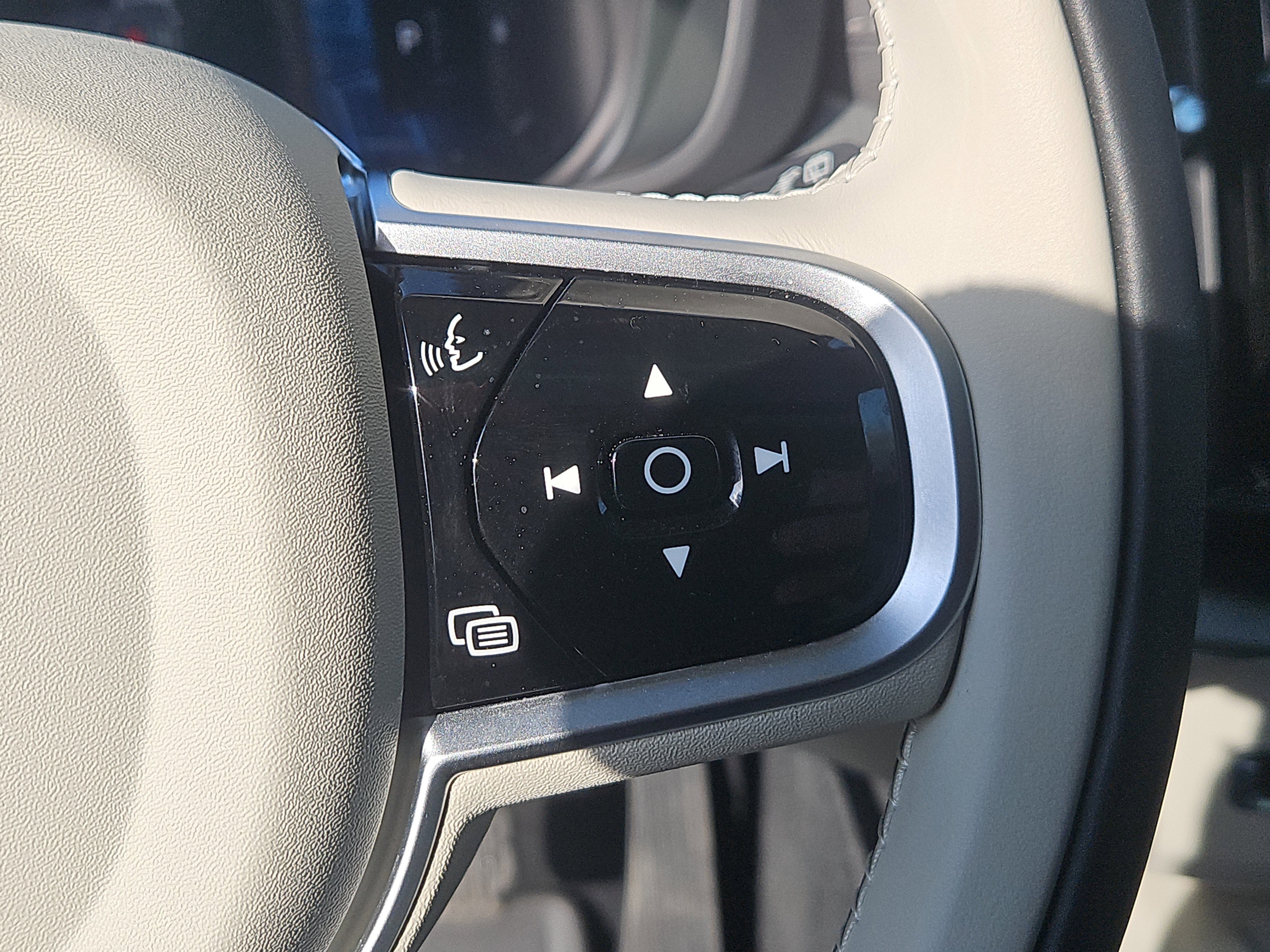 Used 2025 Volvo XC60 B5 Ultra w/ Protection Package Premier image 22