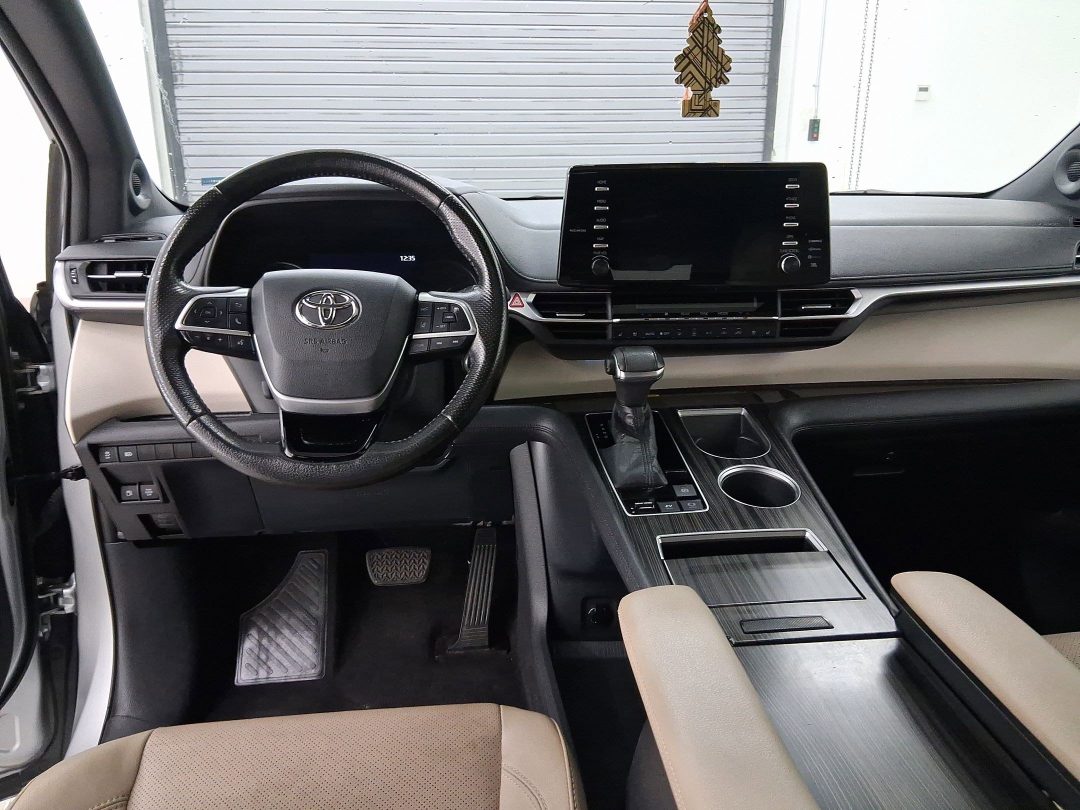 Used 2021 Toyota Sienna Limited image 4