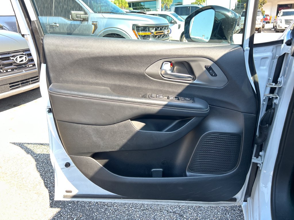 Used 2025 Chrysler Pacifica Select FWD image 9