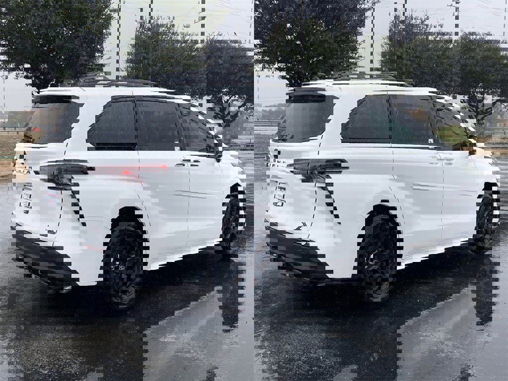 New 2026 Toyota Sienna XLE Woodland Edition image 5