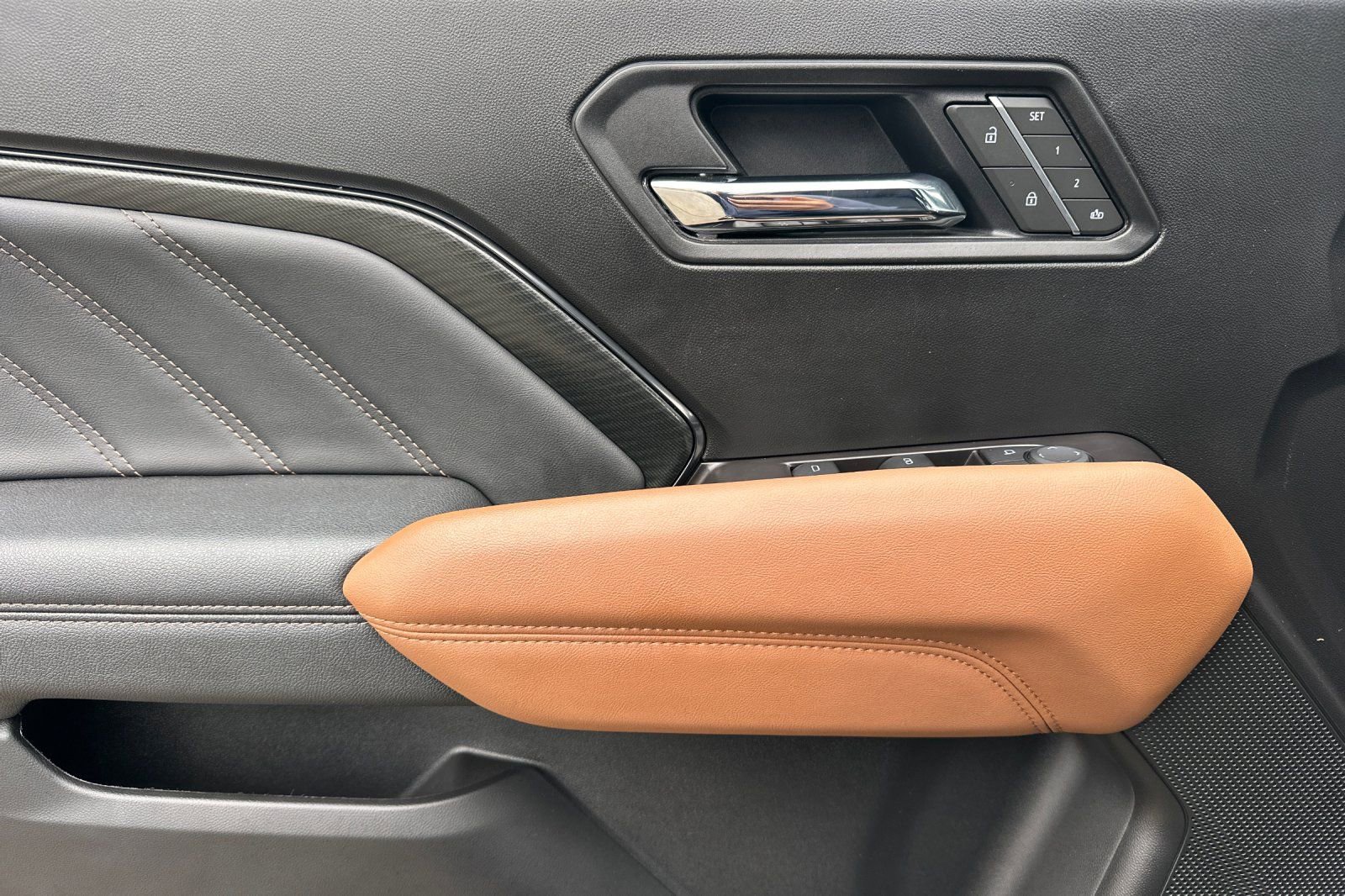 Used 2025 GMC Canyon AT4 w/ Nightfall Edition image 11