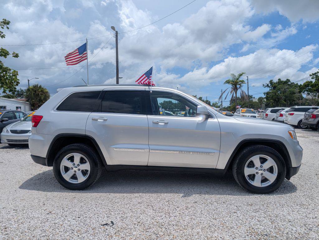 Used 2011 Jeep Grand Cherokee Laredo image 4
