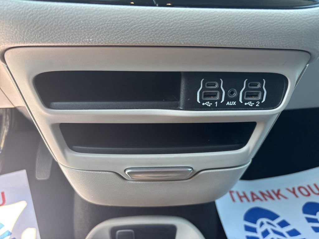 Used 2023 Chrysler Pacifica Touring-L FWD image 23