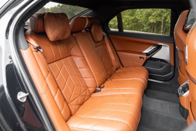 Used 2023 BMW 740i w/ Luxury Rear Seating Package RWD image 40