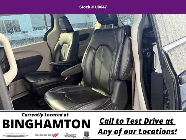 Used 2023 Chrysler Pacifica Touring-L image 17