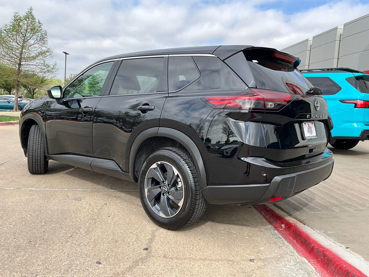 Used 2025 Nissan Rogue SV image 8