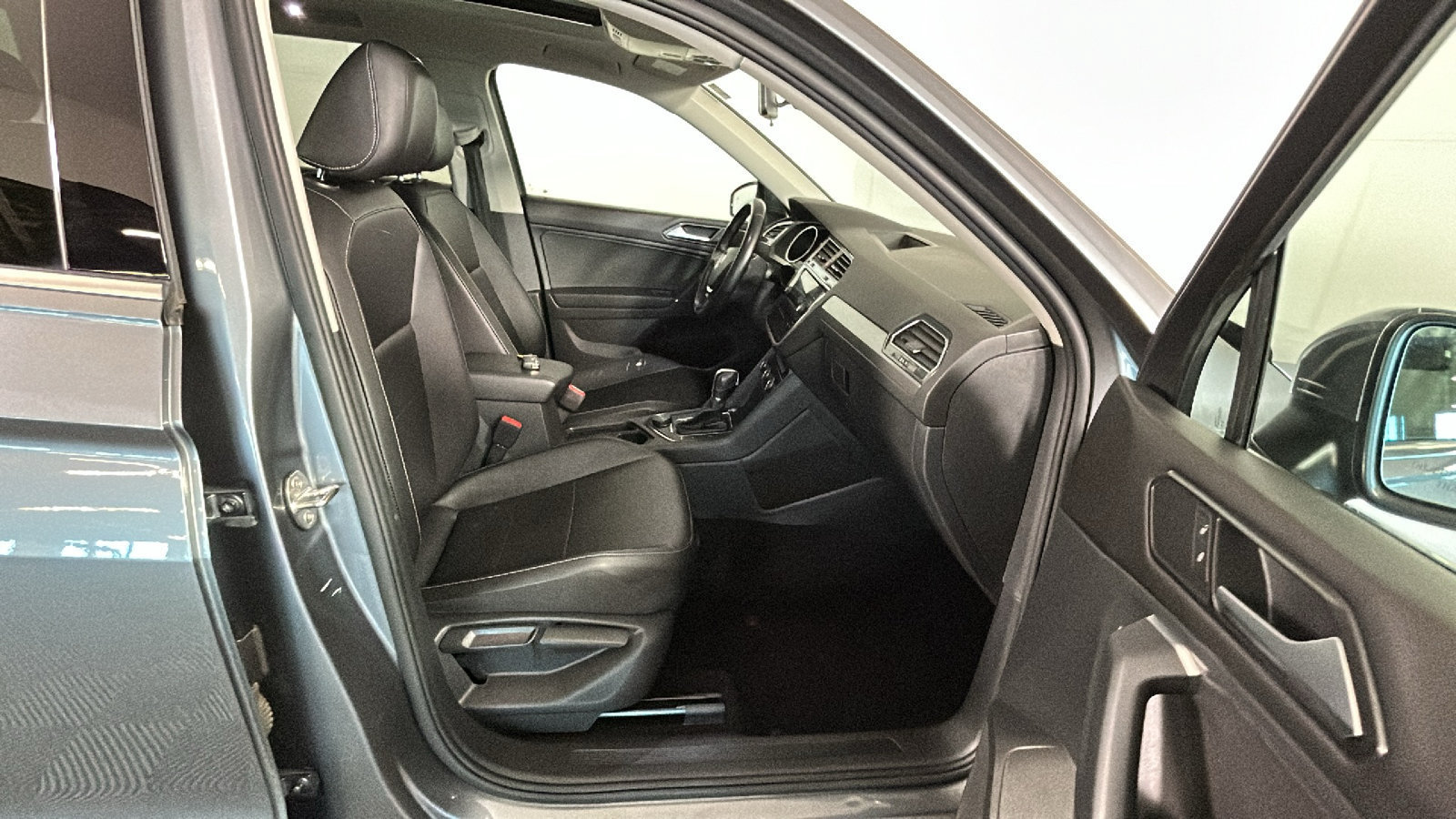 Used 2018 Volkswagen Tiguan SE w/ Panoramic Sunroof Package AWD/4WD image 37