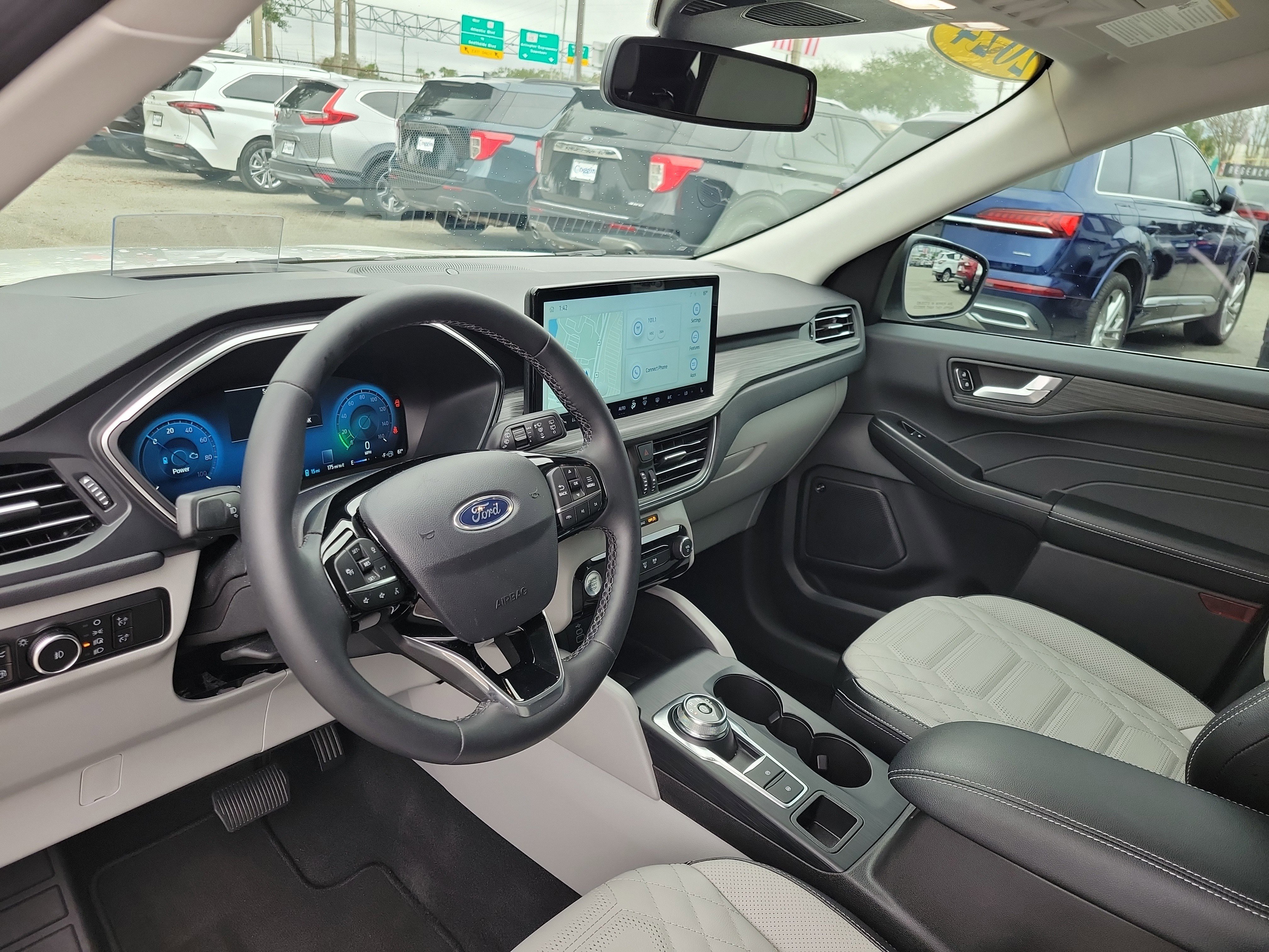 Used 2024 Ford Escape SE w/ PHEV Premium Package image 7