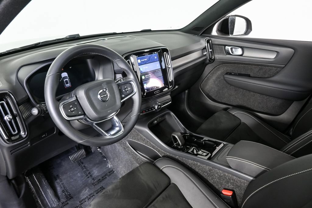 Certified 2025 Volvo XC40 B5 Plus image 6