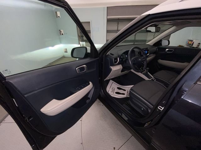Used 2024 Hyundai Venue Limited FWD image 11