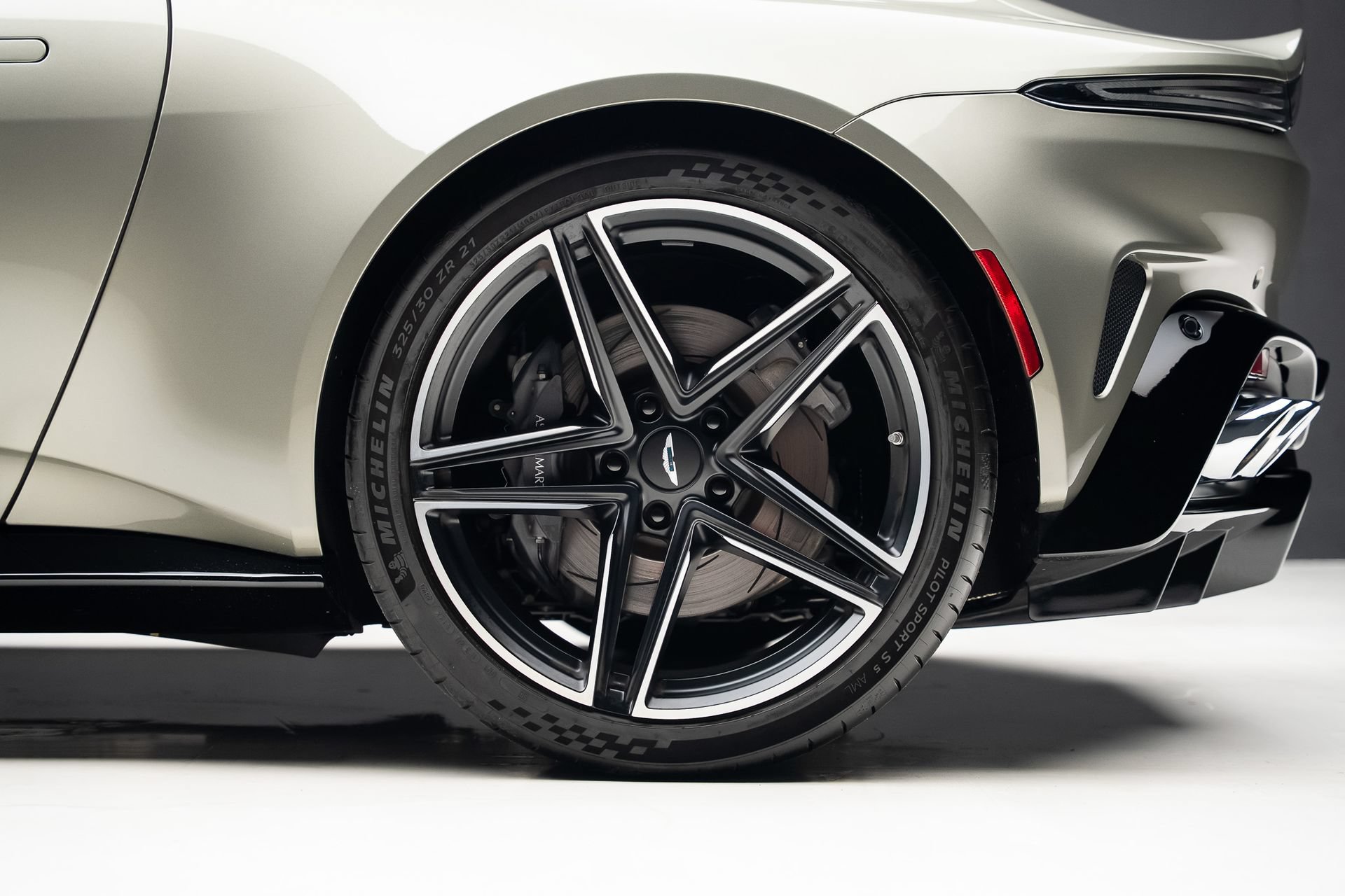 Used 2025 Aston Martin V8 Vantage Coupe RWD image 21