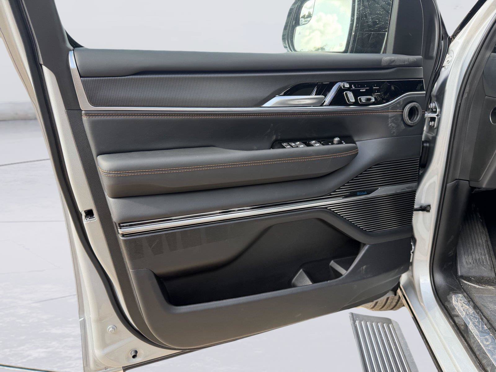 New 2026 Jeep Grand Wagoneer L Summit AWD/4WD image 12