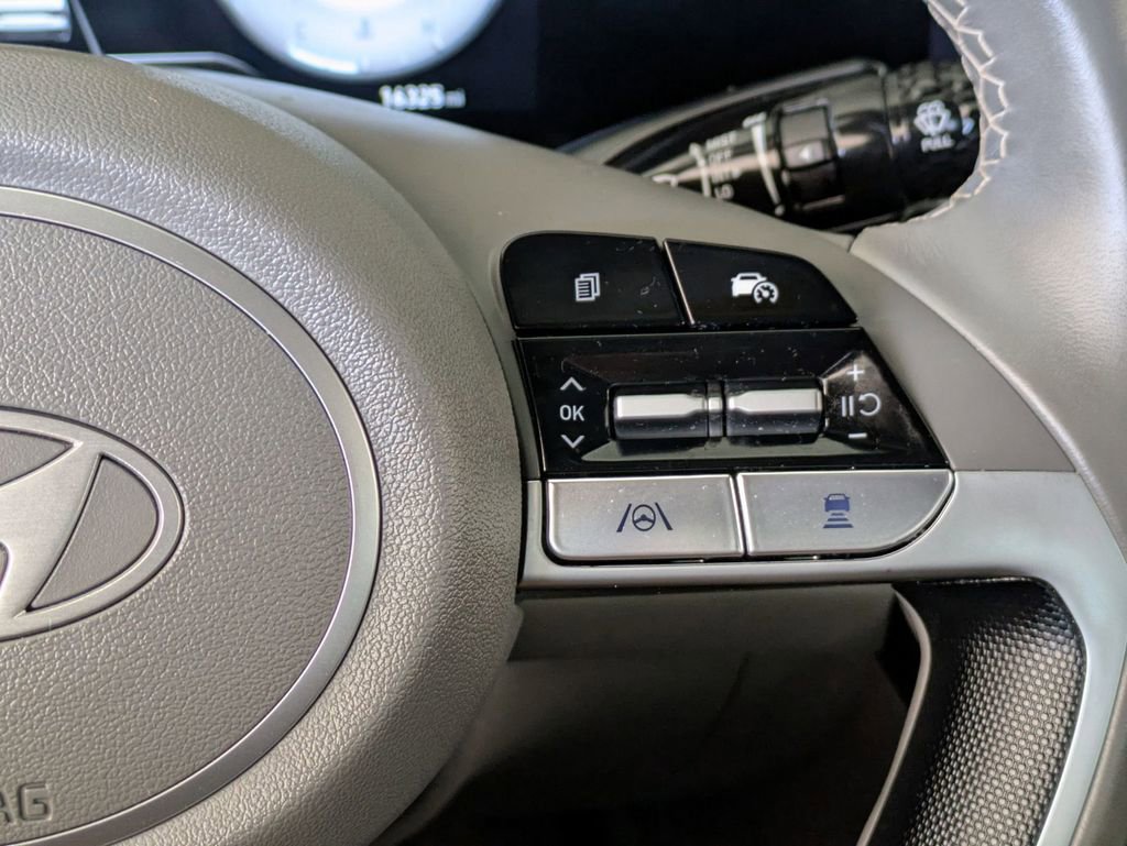 Used 2025 Hyundai Elantra SEL image 21