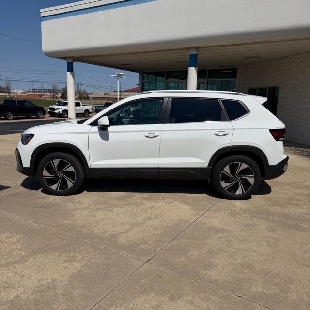 Used 2025 Volkswagen Taos SE AWD/4WD image 2