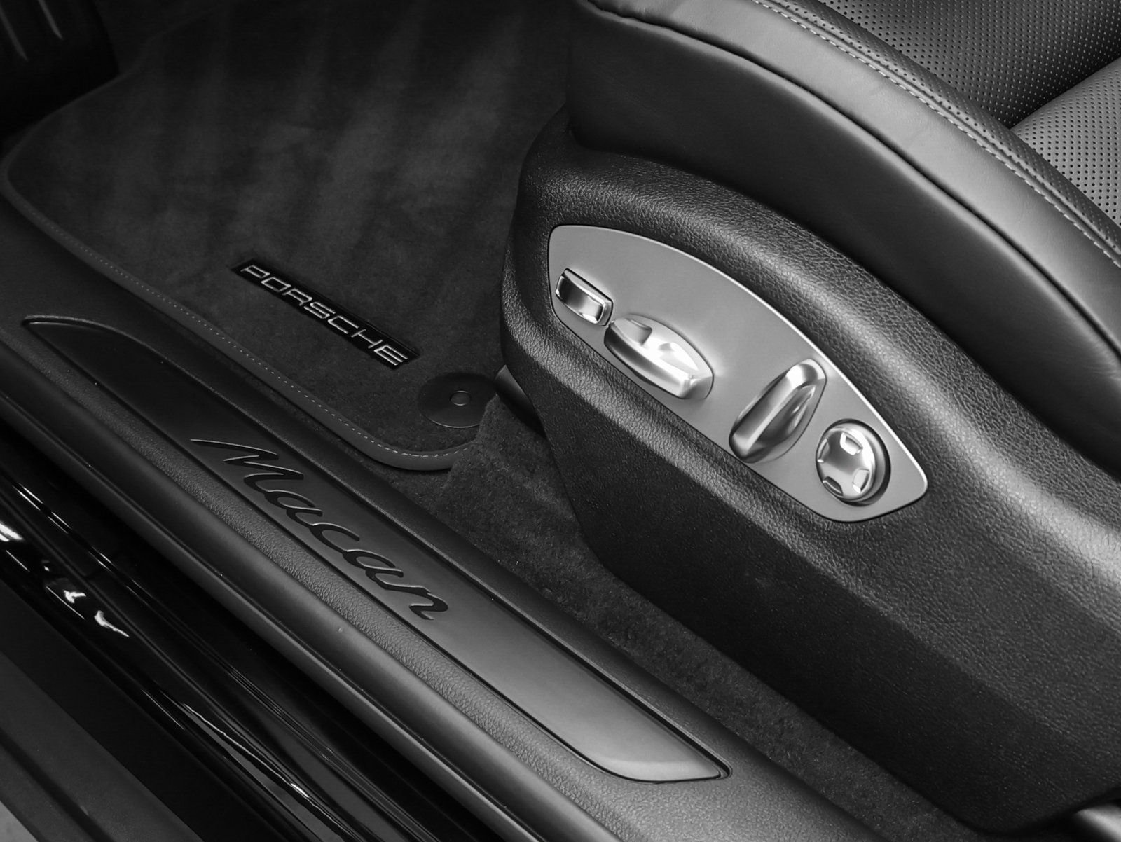 Certified 2026 Porsche Macan image 30