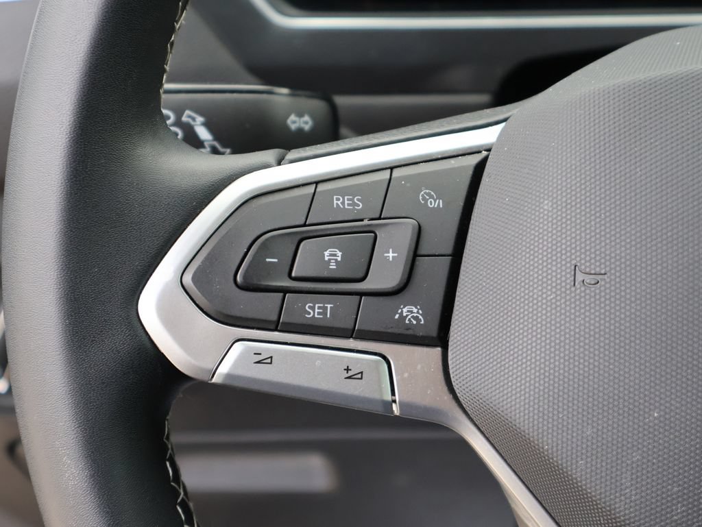 Certified 2023 Volkswagen Tiguan SE R-Line FWD image 33
