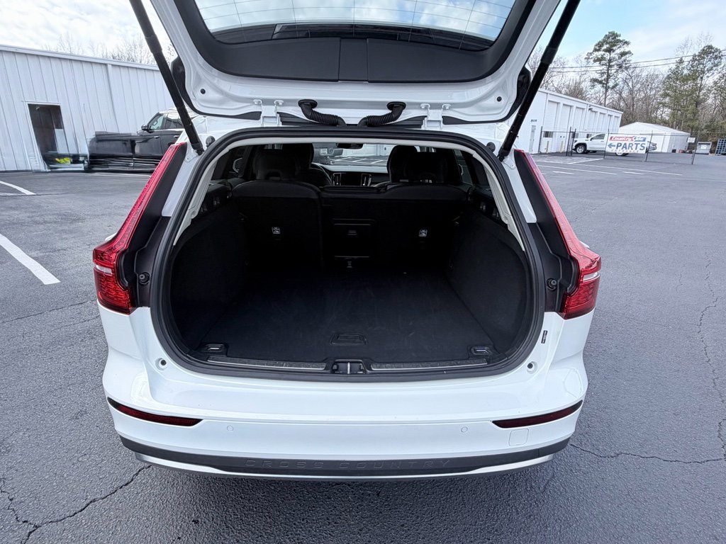 Used 2025 Volvo V60 B5 Cross Country Plus image 9