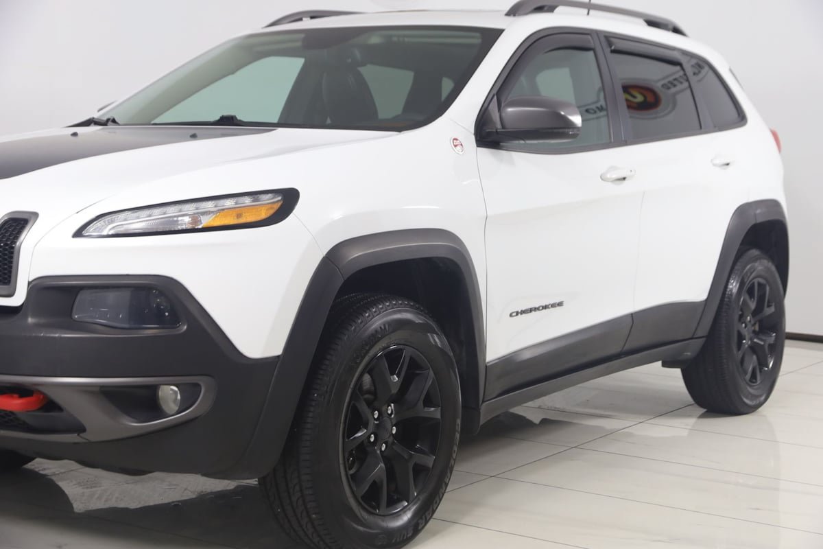 Used 2017 Jeep Cherokee Trailhawk AWD/4WD image 45