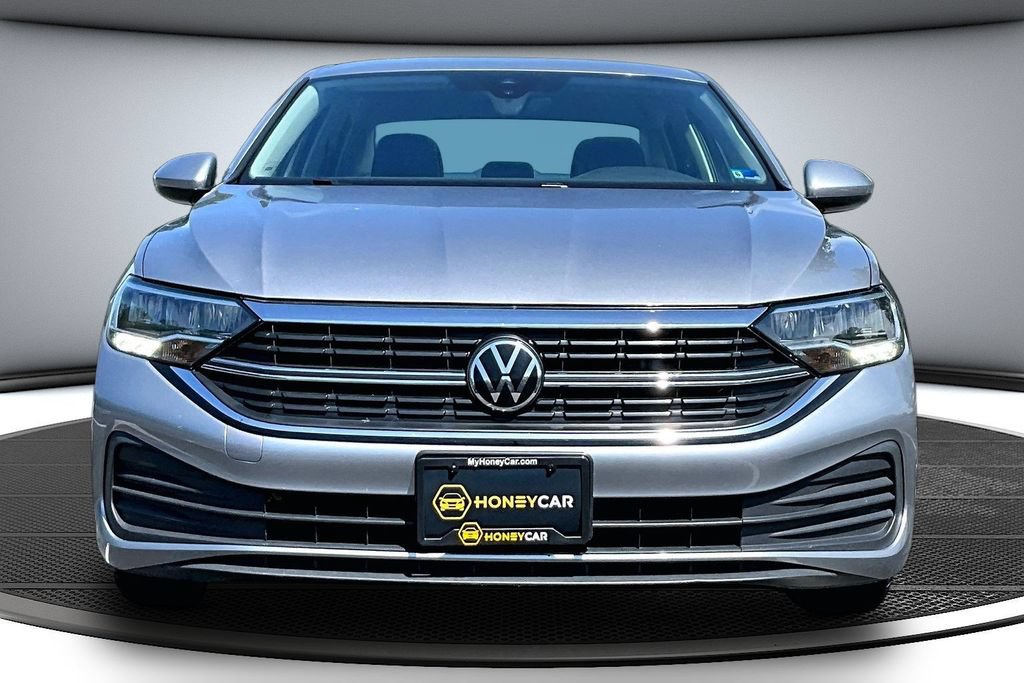 Used 2024 Volkswagen Jetta SE FWD image 2