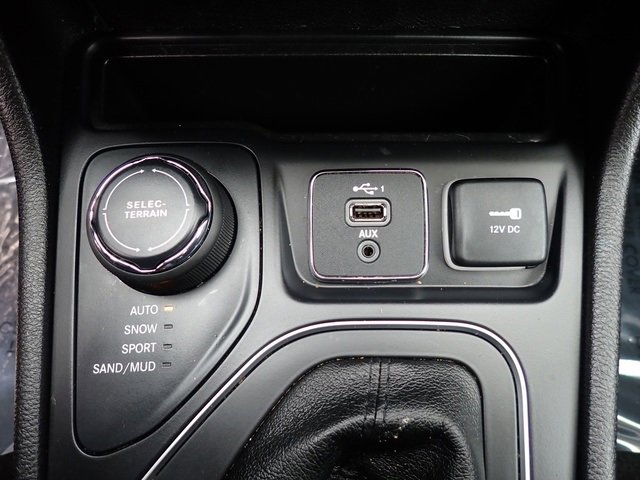 Used 2019 Jeep Cherokee Latitude Plus w/ Cold Weather Group image 26